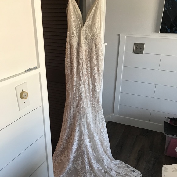 Wedding gown, sequined and beaded. - Picture 2 of 4